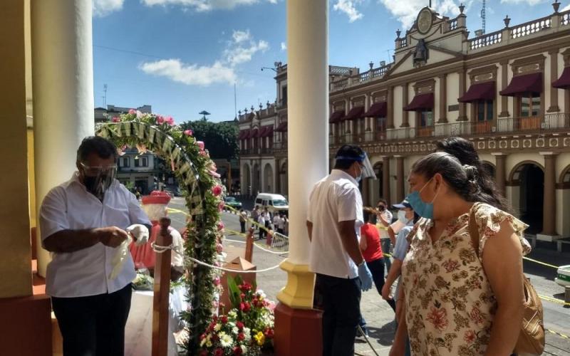 llegaron a la catedral metropolitana de Xalapa para agradecer por los diferentes favores y milagros atribuidos a quien fue obispo de Veracruz.  © Derechos Reservados. RTV Radiotelevisión de Veracruz. Contenido obtenido de: http://www.masnoticias.mx/devotos-de-diferentes-municipios-agradecen-favores-y-milagros-a-san-rafael-guizar/