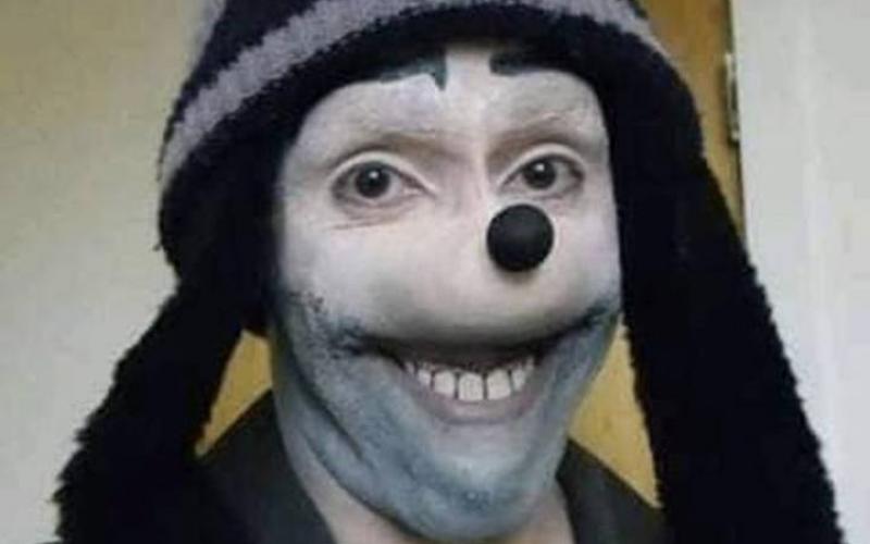 El hombre maquillado como "Goofy" busca entablar una amistad con los menores para ocasionar que se lastimen gravemente o incluso, quitarse la vida