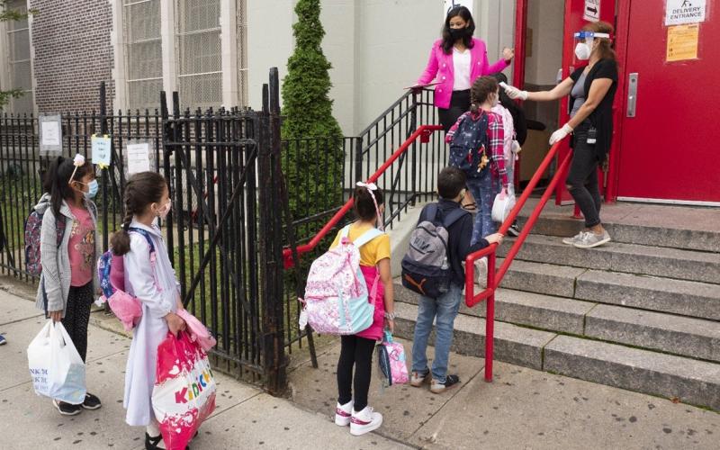  Escuelas de Nueva York son cerradas tras presentar rebrotes de COVID