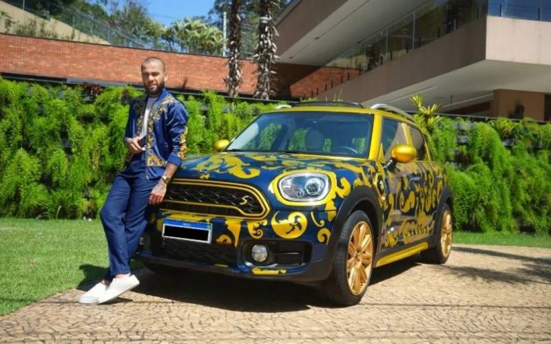 Dani Alves vende su automóvil de lujo en Mercado Libre