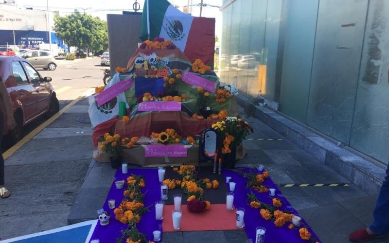  Integrantes de “Frenna” se manifiestan con altar de muertos en Boca Del Río 