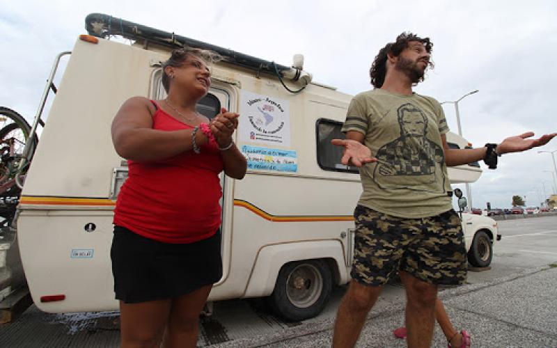 Durante la pandemia, familia Argentina recorre en un camper, Sudamérica y México