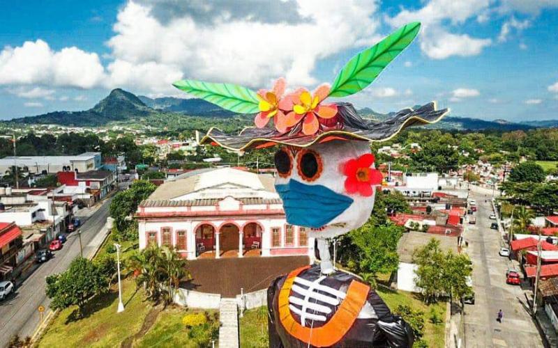 Catrina monumental de Misantla invita a la población a usar cubrebocas