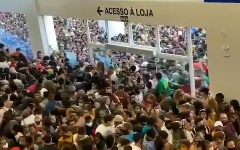 Inauguran centro comercial en Brasil y se sale de control