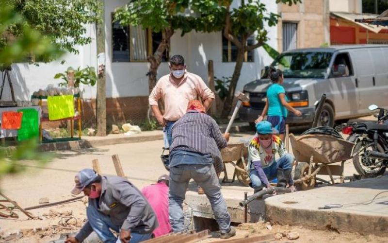 El alcalde Cuitláhuac Condado, supervisa obras en colonia Chichihua I