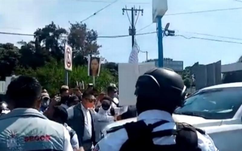 Exigen justicia familiares de desaparecidos al secretario del gobierno de Veracruz