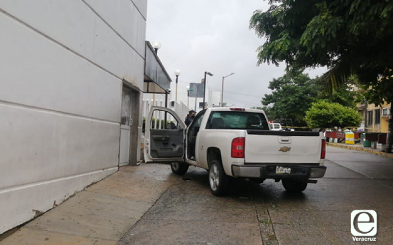 La unidad en la que viajaban quedó estacionada frente al hospital en doble sentido, fueron ingresados de inmediato a urgencias