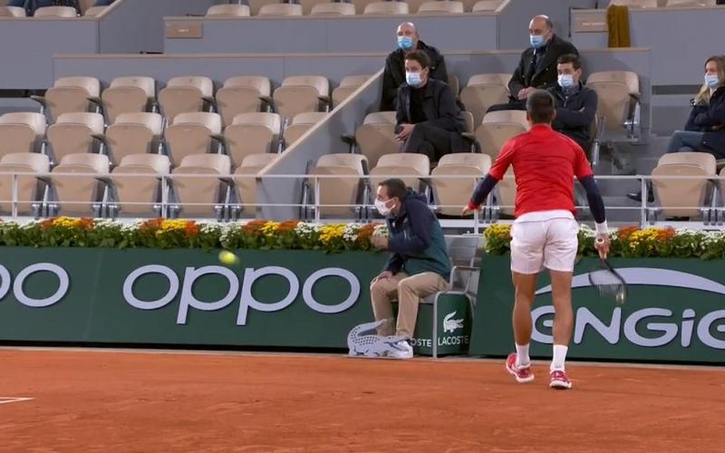  El tenista serbio Novak Djokovic golpea por accidente a otro juez de línea: Roland Garros