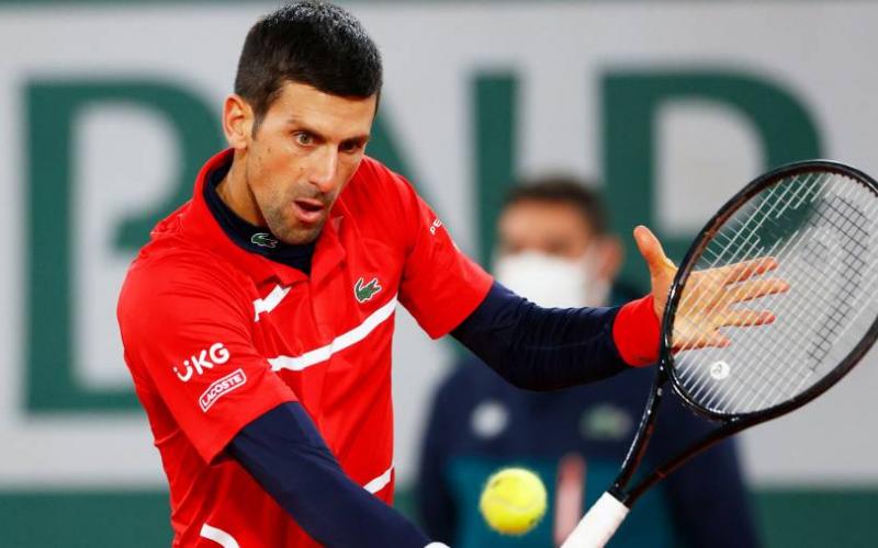 Video: Novak Djokovic da “pelotazo” a juez de línea en Roland Garros