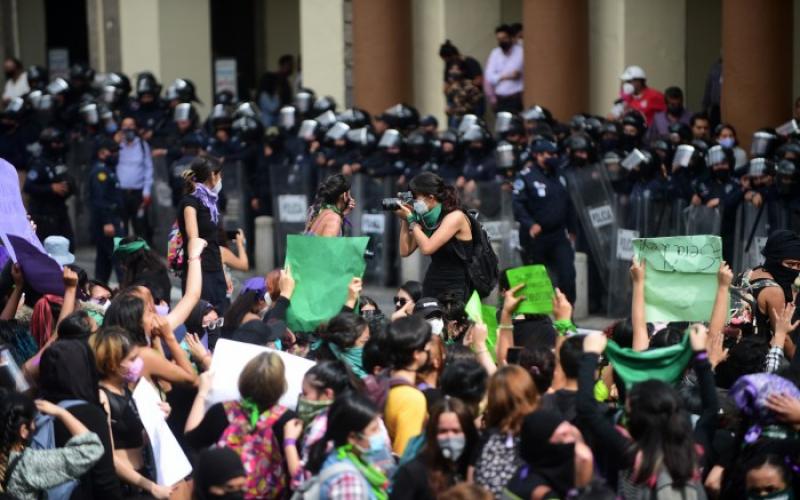 Grupo de feministas reprueban operativo de SSP en marcha a favor del aborto legal en Xalapa