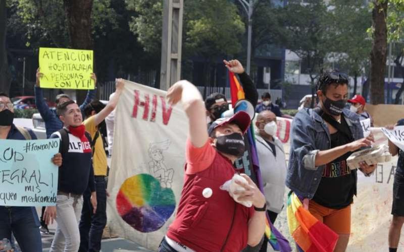  Colectivos con VIH lanzan huevos al Senado por Fondo de Salud 