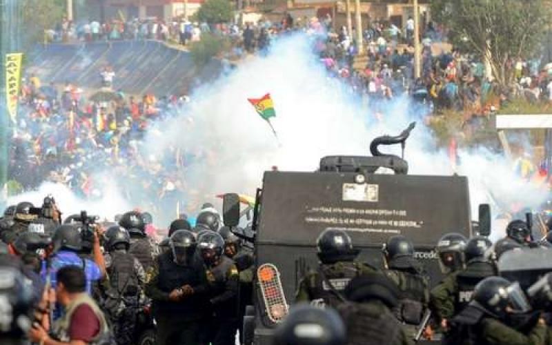 En noviembre de 2019 la policía reprime una manifestación en favor del presidente derrocado, Evo Morales, en Cochabamba, Bolivia