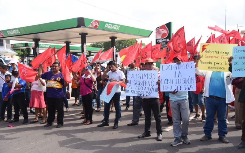 Un aproximado de 250 habitantes integrantes de Antorcha Campesina de la sierra de Santa Marta bloquearon la carretera Transístmica a la altura de la entrada a la cabecera municipal de Soconusco