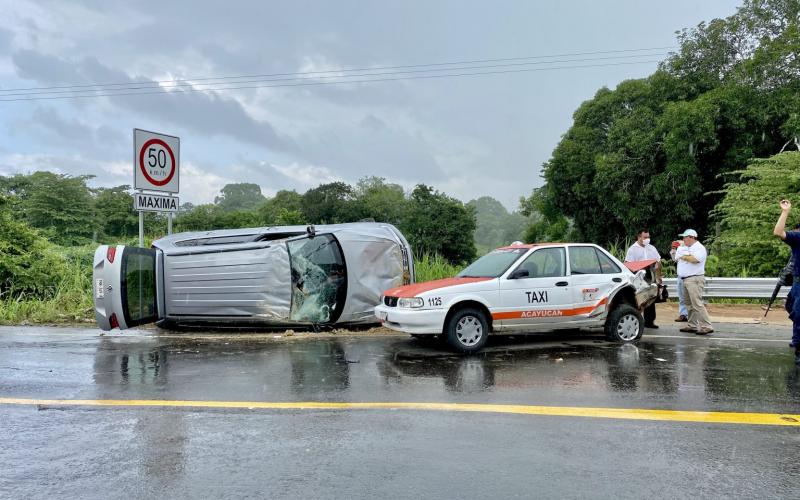 Se trató de un automóvil particular Volkswagen color gris, el cual quedó volcado y una unidad del servicio público taxi