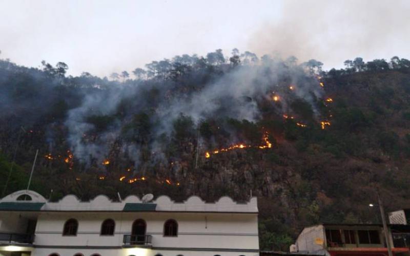  Habitantes fueron desalojados en la madrugada; fuego avanza a Tlilapan