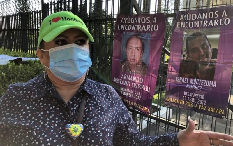 Integrantes de colectivos de desaparecidos se manifiestan contra la desaparición de fideicomisos