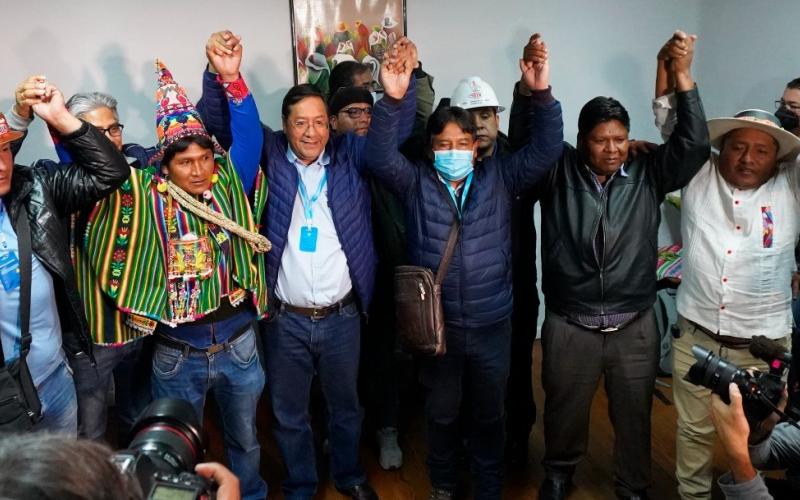 Pese a que no hay resultados oficiales de las elecciones realizadas este domingo en Bolivia, las encuestas  dan amplia ventaja a Luis Arce