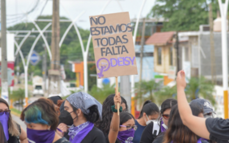 Se manifiestan con pañuelos morados jóvenes, exigen justicia por "Deisy" en Acayucan