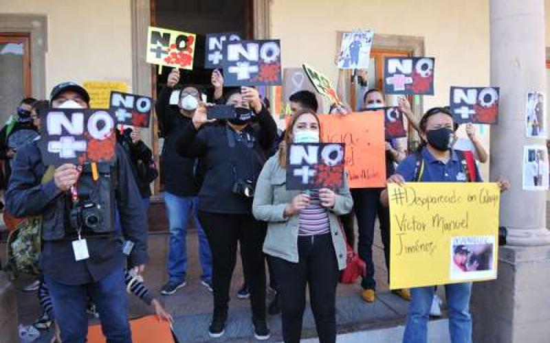 Decenas de periodistas se manifestaron ayer fuera de la sede del ayuntamiento de Salamanca, Guanajuato, para exigir justicia por el asesinato de su colega Israel Vázquez Rangel, reportero de El Salmantino