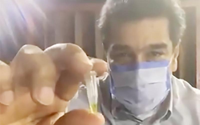 Mediante un video el polémico mandatario venezolano mostró una ampolleta del medicamento