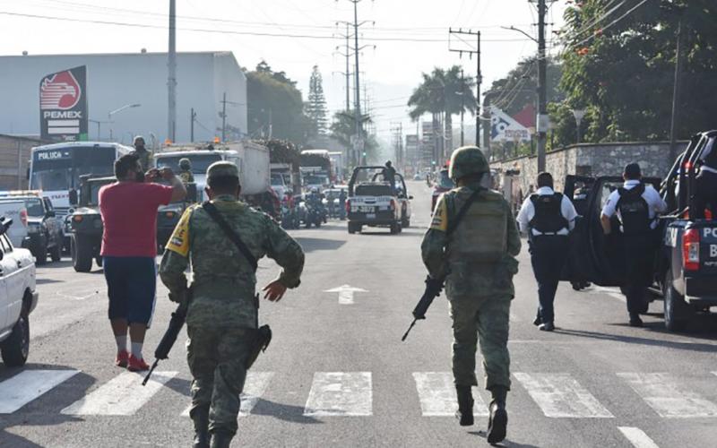 Los elementos de seguridad cercaron el área y cerraron el paso a vehículos y peatones que intentaban pasar sobre el bulevar