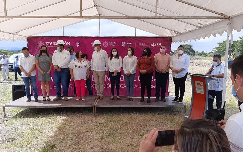 Se construyen el Tecnológico Superior de Martínez de la Torre, el Tecnológico Superior de Ursulo Galván con un atractivo mosaico de carreras profesionales y un CONALEP.