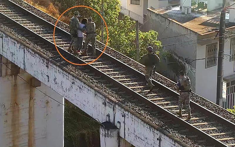 Policías impidieron que la persona se arrojara del puente ferroviario ubicado sobre la avenida Murillo Vidal