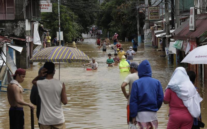 Cuerpos de emergencias ayudaron a rescatar a la población de la crecida de las aguas