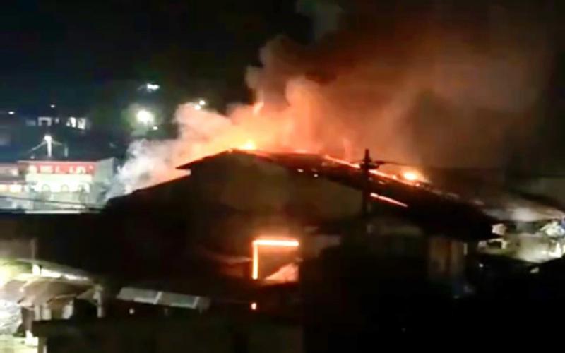 VIDEO: Incendio en el mercado de Tequila 