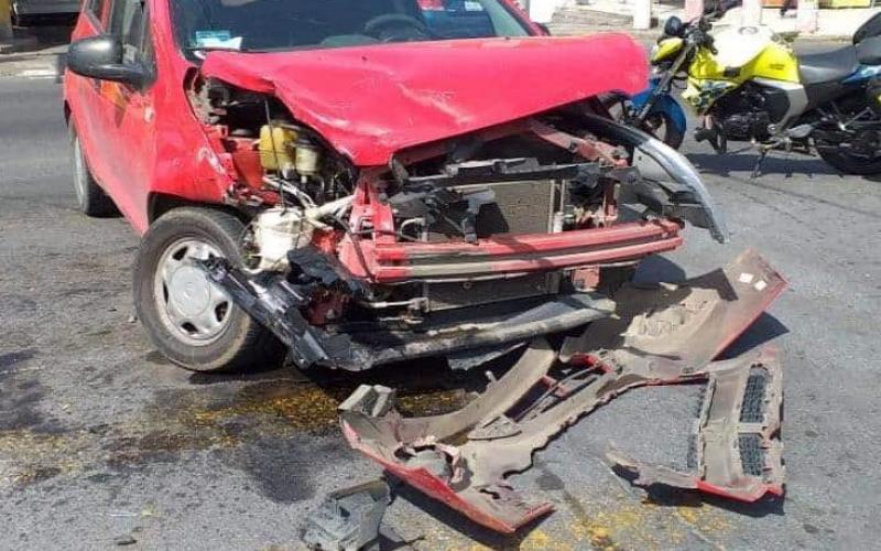 Accidente aparatoso genera cierre vial en avenida de Veracruz