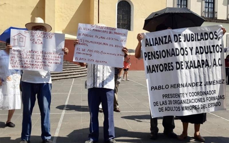  Jubilados en Xalapa exigen pago de pensión alimenticia