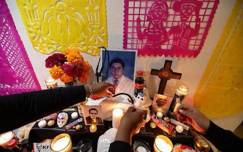 Se llenan de médicos los altares del Día de muertos en México