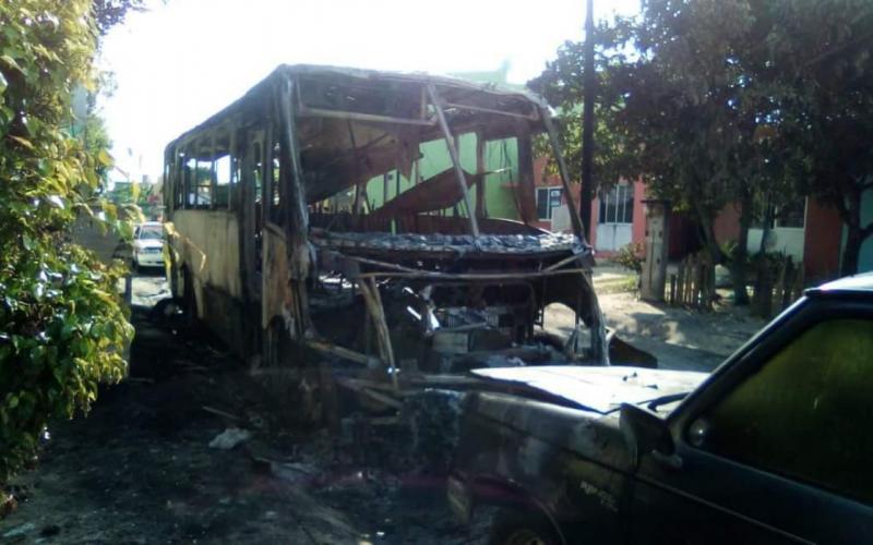  Camión urbano de Coatzacoalcos arde en llamas