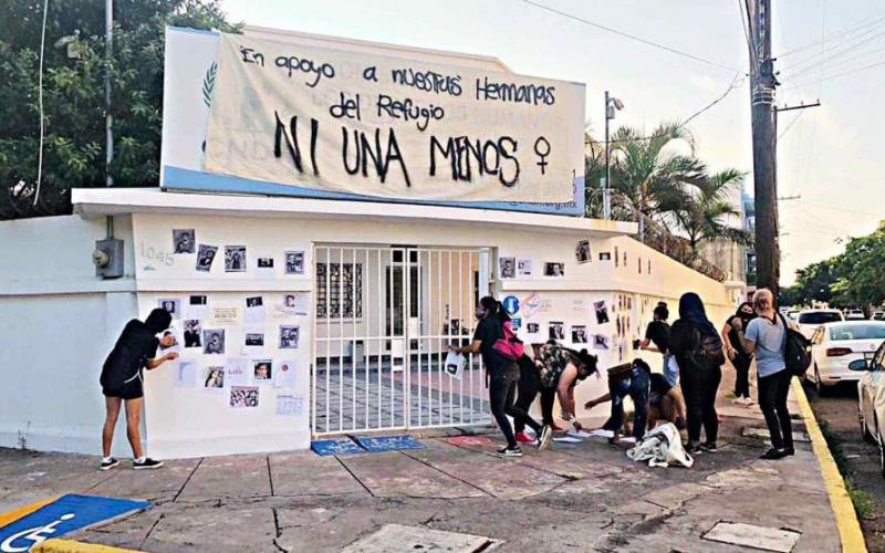 Hombres y mujeres realizan toma simbólica de las instalaciones de la CNDH en Veracruz