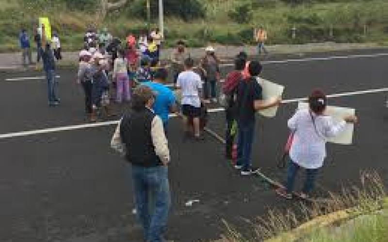 El bloqueo sobre la autopista, en el sentido Cardel-Veracruz, se efectuó a la altura del ex basurero municipal
