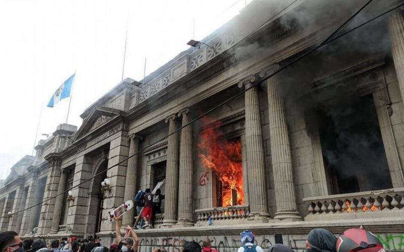 Cientos de manifestantes le prenden fuego al Congreso de Guatemala