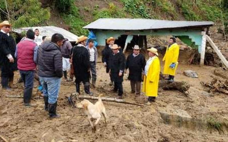 El alcalde de Chamula, Chiapas, Ponciano Gómez Gómez, así como integrantes del ayuntamiento, recorrieron este viernes la comunidad de Muquem, luego que 10 personas fallecieran por las lluvias ocasionadas por el frente frío 11