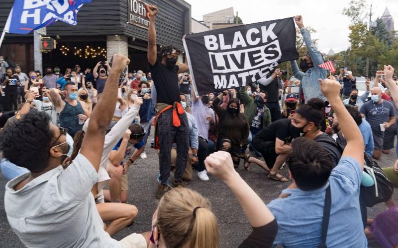 Partidarios de Joe Biden celebran en la famosa intersección del arco iris, en Atlanta, Georgia, el 7 de noviembre de 2020