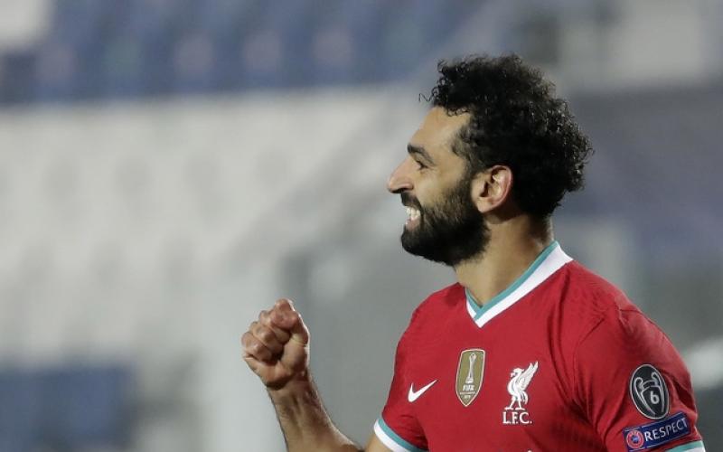 La estrella del Liverpool Mohamed Salah dio positivo a Covid-19, pero no sufre ningún síntoma, anunció la Asociación Egipcia de Futbol