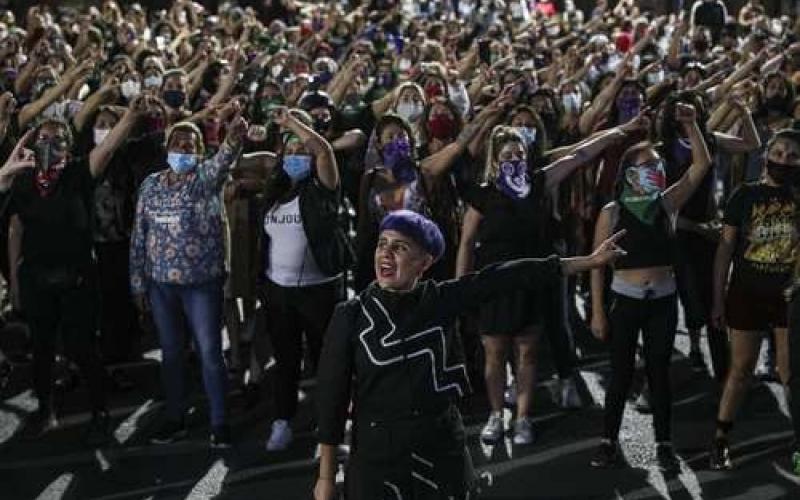 En una movilización por el Día Internacional de la Eliminación de la Violencia contra la Mujer, manifestantes chilenas cantaron Un violador en tu camino, tema adoptado en varias ciudades del mundo para deplorar el abuso y el maltrato.