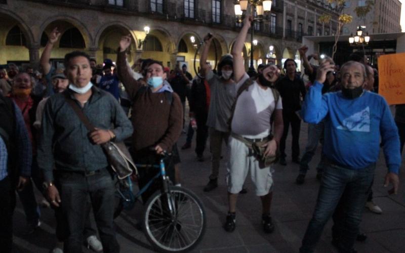 Cientos de jaliscienses participaron en la "Megamentada de madre" contra el gobernador Enrique Alfaro. 