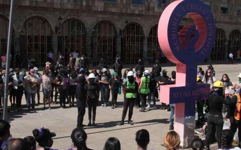 Mujeres instalaron a la plaza de armas de Guadalajara un antimonumento para exigir a autoridades el esclarecimiento de feminicidios cometidos en Jalisco y en el país, y frenen los crímenes de odio.