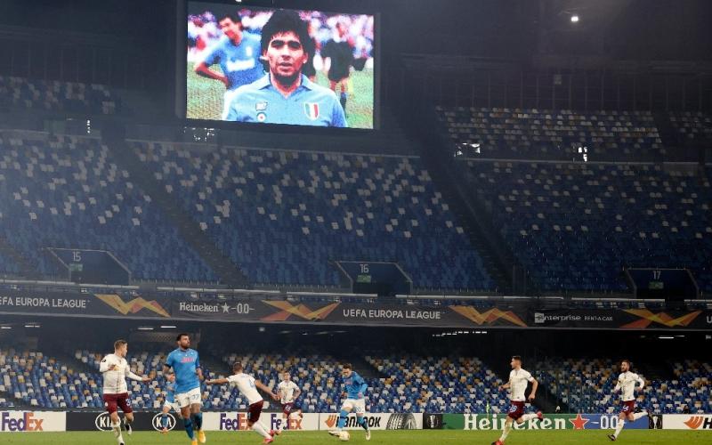 El club Nápoles considera rebautizar el estadio San Paolo con el nombre del astro argentino Diego Armando Maradona