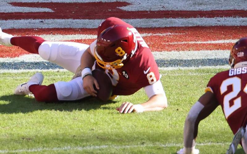 El jugador Kyle Allen quarterback de Washington, una víctima más de la NFL