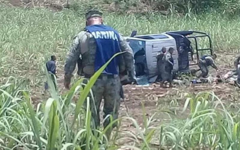  Camioneta de militares vuelca en Olmeaca, tres elementos resultan heridos