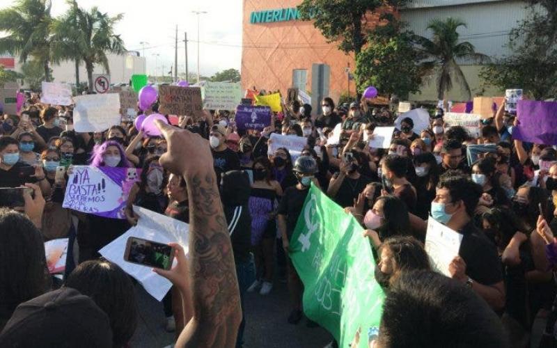 Manifestación pacífica contra violencia de género en Cancún