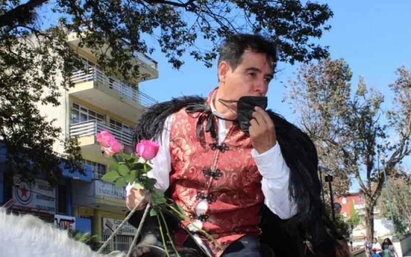  El gitano Tony Galeano recorre calles de Xalapa