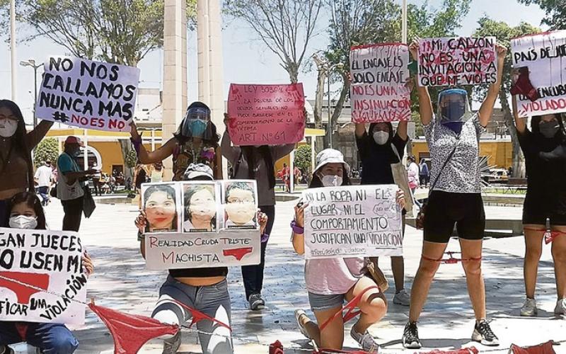 Mujer víctima de violación en Perú, es acusada por jueces tras usar ropa interior roja