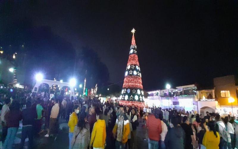 Aún con la pandemia, miles de personas se concentraron en las principales calles del pueblo mágico para disfrutar el encendido de las luces