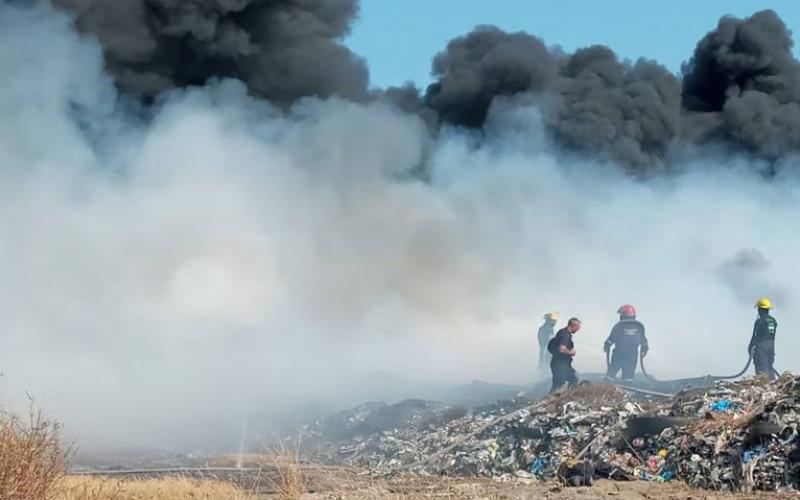 El fuego comenzó en una superficie utilizada para el confinamiento de llantas, lo que propició la propagación rápido de las llamas